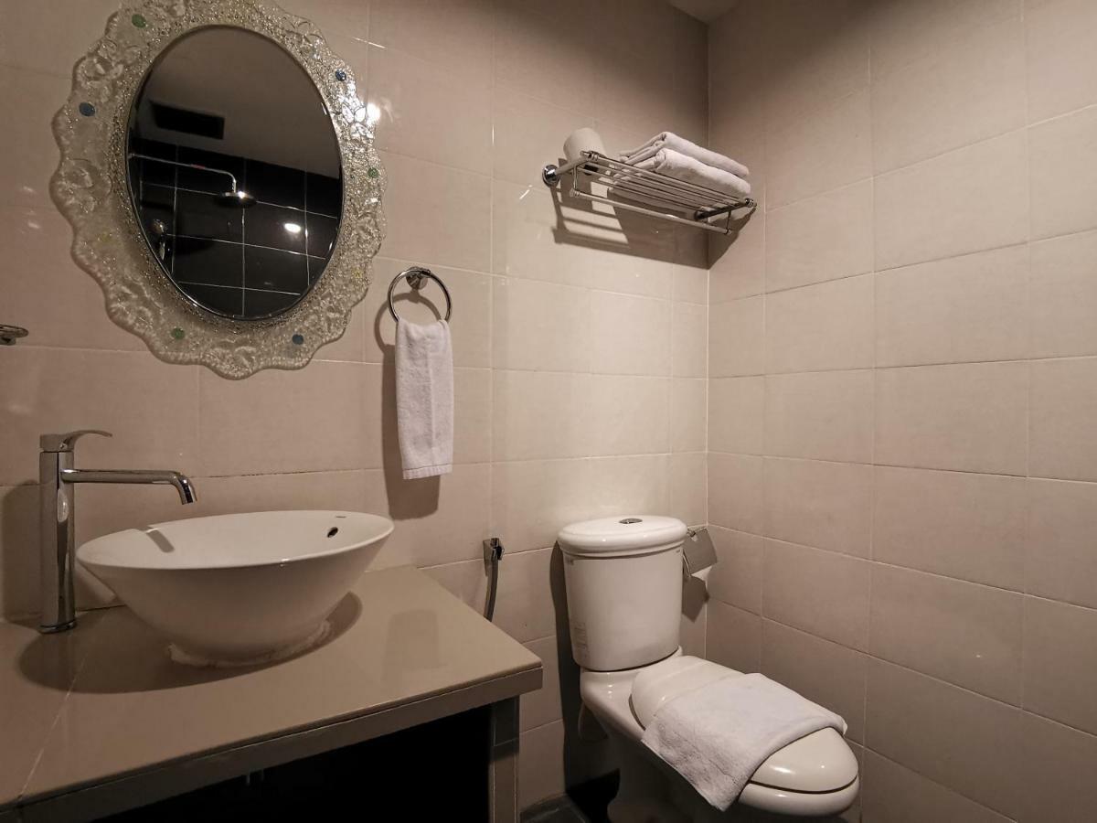 8 Boutique By The Sea Hotel Tanjung Tokong Buitenkant foto