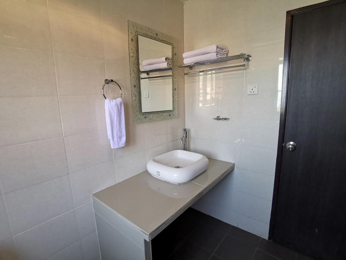 8 Boutique By The Sea Hotel Tanjung Tokong Buitenkant foto
